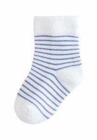 Sosete din bumbac pentru copii mici, cu o bază albă și dungi orizontale subțiri albastre. Dispune de un manșon ribit și o textură netedă.