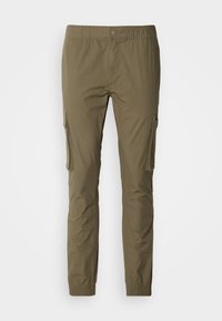 Pantalon cargo kaki avec taille élastique, fermeture à bouton, poches latérales, texture lisse et coupe fuselée.