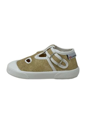Scarpa beige per bambino piccolo con suola in gomma bianca, fori di ventilazione, cinturino regolabile con fibbia e etichetta del marchio "Superga" sul tallone.