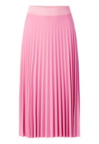 Falda plisada de tela fucsia brillante con una cinturilla elástica texturizada. El material cae suavemente, resaltando el diseño en capas.