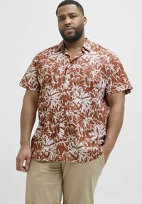 Lühikeste varrukatega nööbiga särk roostetorus valgete lillemustritega; kergest kangast; lõdvestatud lõige; terava kaelusega; üks eesmine tasku.