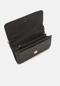 LIU JO BIFOLD WITH CHAIN - Pochette - mocha