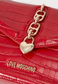 Love Moschino CHAIN DETAIL CROCO - Borsa a tracolla - rosso
