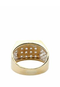 Bague de couleur or avec un extérieur lisse et un intérieur incrusté de petites cristaux transparents, de forme géométrique et à dos texturé.