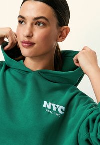 Next NEW YORK CITY GRAPHIC LONGLINE - Mikina s kapucňou - dark green