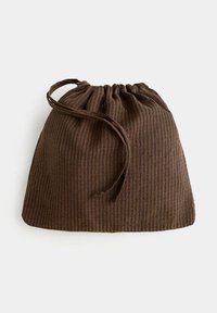 Petite pochette en tissu marron avec un cordon, fines rayures verticales, resserrée en haut, reposant sur un fond blanc.
