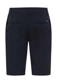 Pantalones cortos azul marino, confeccionados a medida, con trabillas para cinturón, dos bolsillos traseros de ojal y una pequeña placa metálica de la marca en el bolsillo derecho.