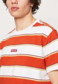 Levi's® RELAXED BABY TAB - Tricou basic - gilia/bright white