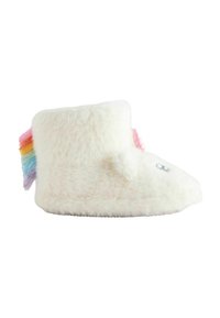 Weiße, flauschige Hausschuhe mit runder Zehenpartie, die mit regenbogenfarbigen, aufgerauten Akzenten, einem rosa Detail und kleinen Verzierungen auf der Vorder- und Seitenfläche versehen sind.