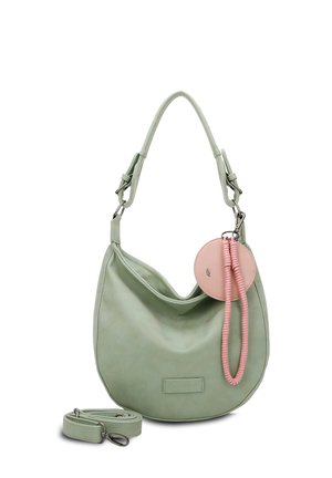 Grüne Leder-Hobo-Tasche mit abgerundetem Design, verstellbarem Riemen und einem abnehmbaren rosa runden Akzent mit Wicklung. Glatte Textur.