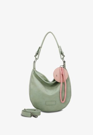 Borsa hobo in pelle verde con design arrotondato, tracolla regolabile e un accento circolare rosa staccabile con avvolgimento. Texture liscia.