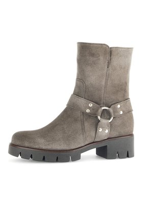 Graue Wildleder-Stiefelette mit runder Zehenpartie, breitem Blockabsatz und Schnallenriemen aus silbernem Metall. Texturierte Oberfläche, robuster Sohle.