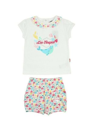 T-shirt en coton blanc avec un imprimé coloré sur le thème marin et un col à motif, assorti à un short avec un fond rose et des motifs ludiques.