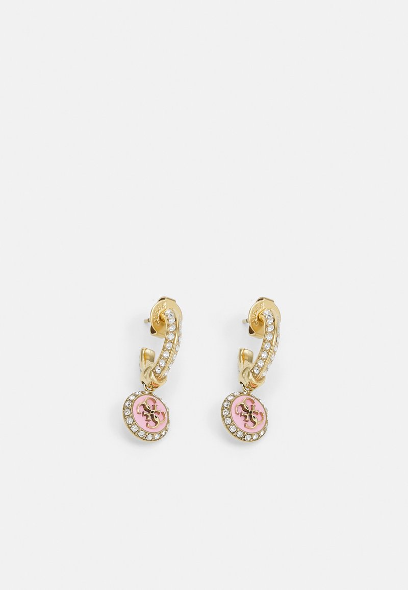 Gullfargede øreringer med en strukturert, buet design, som har en rosa emaljeskive med en logo, omkranset av klare krystallakenter.