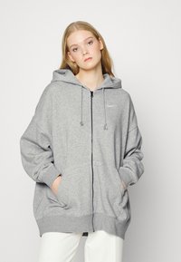 Nike Sportswear W NSW ESS FLC FZ HDY CLCTN OS - Camisola com fecho - grey heather/matte silver/white