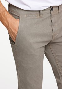 Lindbergh STRUCTURE SUPERFLEX - Chino - lt sand