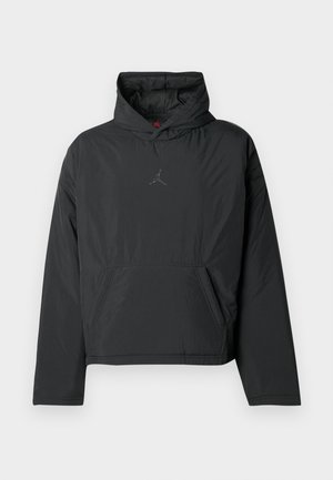 Czarna bluza z długim rękawem i kieszenią kangurką z przodu oraz dyskretnym logo Jumpman Jordana umieszczonym na środku klatki piersiowej.