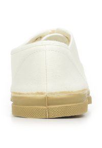 Bottines blanches en toile à enfiler avec un talon arrondi, semelle en caoutchouc texturée et couture ton sur ton. Design simple sans motifs visibles ni quincaillerie.