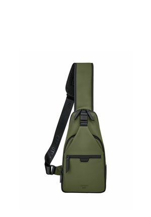 Olivovo zelená taška na telo s čiernymi zipsovými vreckami, polstrovaným nastaviteľným popruhom a logom "Cerruti 1881" na prednej strane.