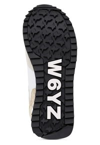 Den svarta gummisulan på sneakers har ett strukturerat stjärnmönster, med vit text "W6YZ." Den övre delen inkluderar en metallisk guldaccent.