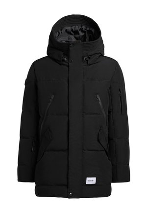 Črna podložena jakna z visokim ovratnikom in nastavljivo kapuco. Ima žepke z zadrgami in sprednjo zapenjanje na gumbe. Gladek tekstura.