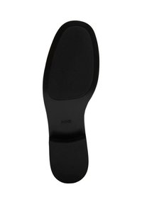Semelle de chaussure en caoutchouc noir avec une surface lisse et plate, une section de orteil arrondie et un logo embossé subtil. Pas de motifs ni de textures notables.