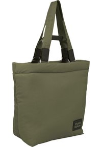 Olivengrøn totebag med polstret stof, dobbelte håndtag og et logo-patch. Har et struktureret design med syning detaljer.