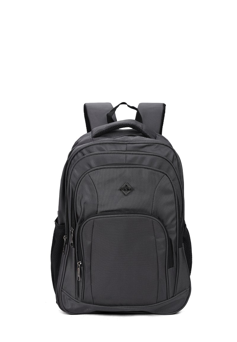 Zaino nero realizzato in tessuto resistente, dotato di numerosi scomparti con zip, spallacci imbottiti e una superficie esterna testurizzata.
