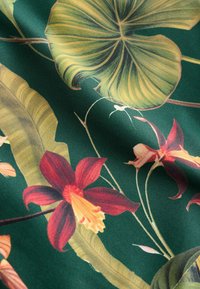 Sélectionné, dark green floral