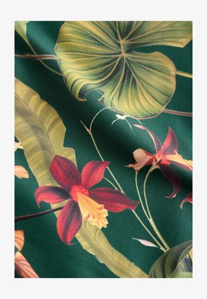 Cvjetni materijal s velikim zelenim listovima i crvenim orhidejama na tamnozelenoj pozadini. Glatka tekstura s detaljnim uzorcima listova i latica.