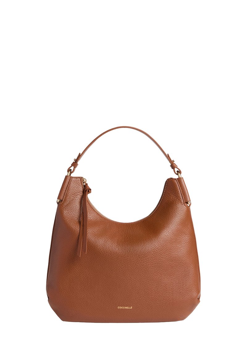 Braune Leder-Hobo-Tasche mit einer genarbten Textur, einem einzelnen oberen Griff und einem kleinen Quasten-Detail. Mit einem goldenen Logo an der Unterseite.
