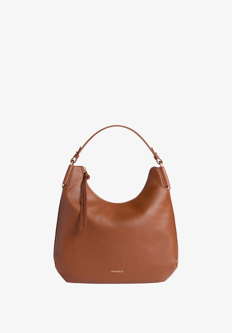 Braune Leder-Hobo-Tasche mit einer genarbten Textur, einem einzelnen oberen Griff und einem kleinen Quasten-Detail. Mit einem goldenen Logo an der Unterseite.