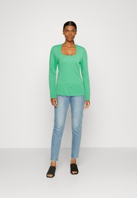 OPUS SVENYA - Langærmet T-shirt - vibrant green