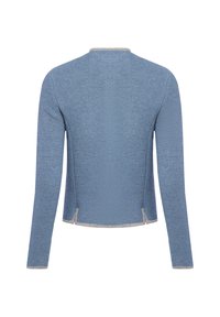 Blauer strukturierter Pullover mit langen Ärmeln, einem runden Ausschnitt und einem hellgrauen Saum entlang des Kragens und des Saums, mit seitlichen Schlitzen am Boden.