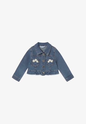 Giubbotto in denim di colore azzurro chiaro, con due tasche sul petto, bottoni argentati e ricami floreali bianchi sulle tasche. Orlo sfrangiato sul fondo.