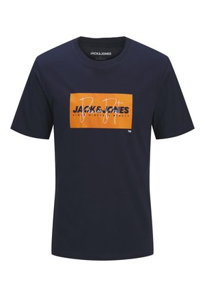 Temno modra kratka majica s kratkimi rokavi z oranžnim kvadratom in napisom "JACK & JONES" na sredini prsnega koša.