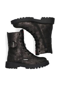 Botas de tobillo negras con un brillo metálico, diseño con cordones, cremallera lateral, acento de hebilla y suela de goma robusta con surcos profundos.