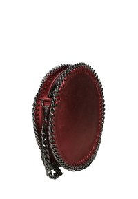 Borsa rotonda in pelle bordeaux con dettagli in catena argentata, caratterizzata da una rifinitura cucita e chiusura con zip, texture liscia e design compatto.