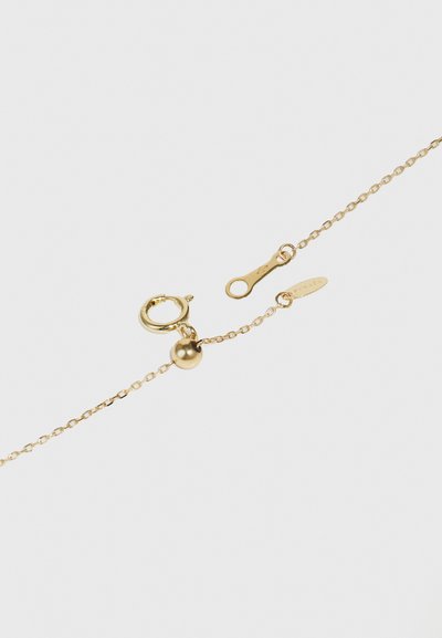 Goldene Kettenarmband mit einem Karabinerverschluss, sphärischem Akzent und verstellbaren Gliedern. Glatte Oberfläche mit glänzender Textur.