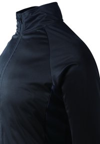 Svart, zip-up jacka med hög krage. Tillverkad av slätt, lättviktigt tyg; har en figursydd design och sömlös axeldetaljering.