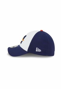 Casquette de baseball avec des panneaux bleu marine et blancs, bouton orange sur le dessus, logo brodé à l'avant et insigne de marque blanc sur le côté.