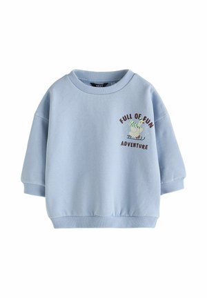 Lyseblå børnesweatshirt med ribbet krave, manchetter og kant, med en and på en slæde og teksten "Full of Fun Adventure" på brystet.