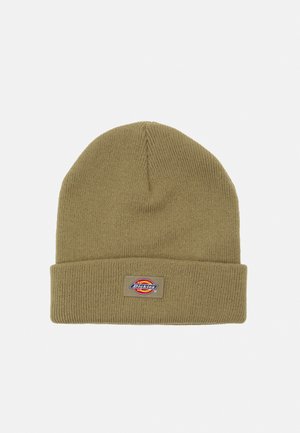Cappello beanie a maglia verde oliva con risvolto, dotato di una patch rettangolare con accenti rossi, gialli e blu.