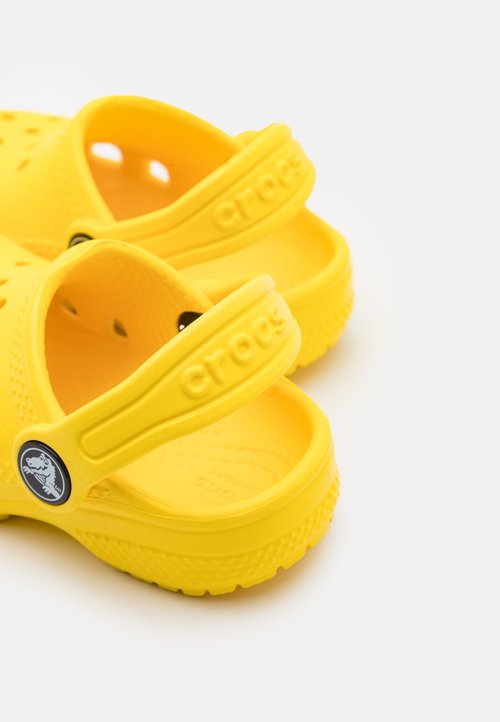Crocs CLASSIC UNISEX - Sandalias planas - lemon — foto 6