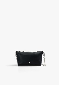 Sort læderhandbag med en glat tekstur, lynlåslukning og sølvfarvet kædestrop. Har et lille kranium og korslagte knogler logo på forsiden.