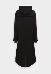 Dlouhý černý zateplený kabát s kapucí, dlouhými rukávy, žebrovanými manžetami a vertikálním zipem na středu zadního lemu.