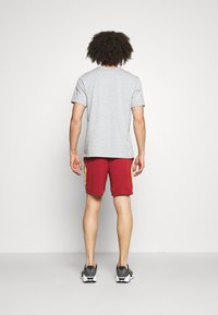 Nike Performance Pantalón corto de deporte - dark red