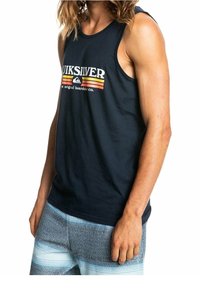 Marinblå linnetopp med rund halsringning, prydd med "Quiksilver"-logotyp i vitt, rött och gult. Tyget verkar mjukt och avslappnat.