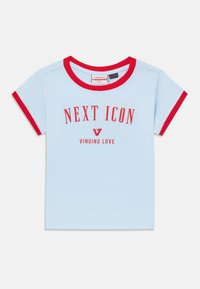 Světle modré tričko s krátkým rukávem a červeným žebrovaným límečkem a rukávy. Na přední straně je vytištěno "NEXT ICON" a "VINGINO LOVE" červenou barvou. Vyrobeno z měkké bavlny.