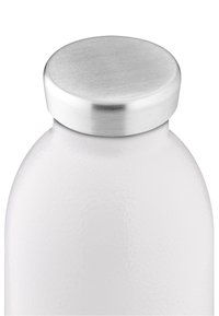 Bottiglia ceramica bianca con una forma liscia e arrotondata e un tappo in metallo spazzolato. Il tappo è circolare e piatto, offrendo una chiusura sicura.